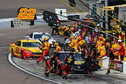 Martin Truex Jr., Furniture Row Racing, Toyota Camry 5-hour ENERGY/Bass Pro Shops Joey Logano, Team Penske, Ford Fusion Pennzoil pit stop