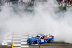 Kyle Busch, Joe Gibbs Racing, Toyota Camry Comcast Salute to Service Juniper, victory