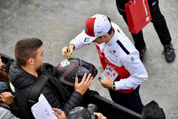 Charles Leclerc, Sauber, firma autografi ai tifosi