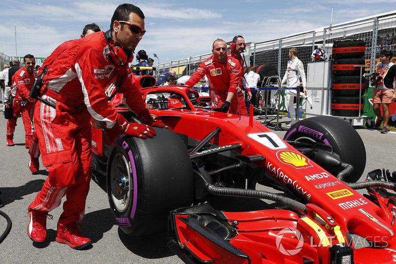 Kimi Raikkonen, Ferrari, arriva in griglia