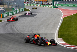 Даниэль Риккардо, Red Bull Racing RB14, Кими Райкконен, Ferrari SF71H, и Эстебан Окон, Sahara Force India VJM11