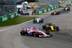 Sergio Pérez, Force India VJM11, sale sobre el césped después de un toque con Carlos Sainz