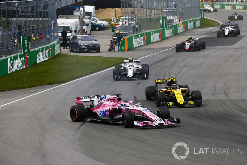 Sergio Perez, Force India VJM11, en lutte avec Carlos Sainz Jr., Renault Sport F1 Team R.S. 18
