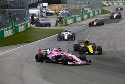 Sergio Perez, Force India VJM11, en lutte avec Carlos Sainz Jr., Renault Sport F1 Team R.S. 18