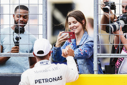 Lewis Hamilton, Mercedes AMG F1, festeggia con un amico dopo essersi assicurato la pole
