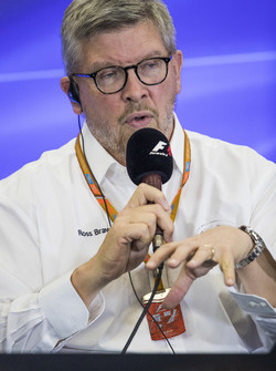 Ross Brawn, Managing Director de Motorsports, FOM, con representantes de DHL en la conferencia de pr