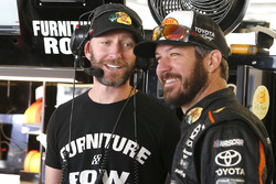 Martin Truex Jr., Furniture Row Racing Toyota, mit Crewchief Cole Pearn