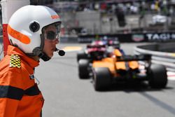 Fernando Alonso, McLaren MCL33 et un commissaire