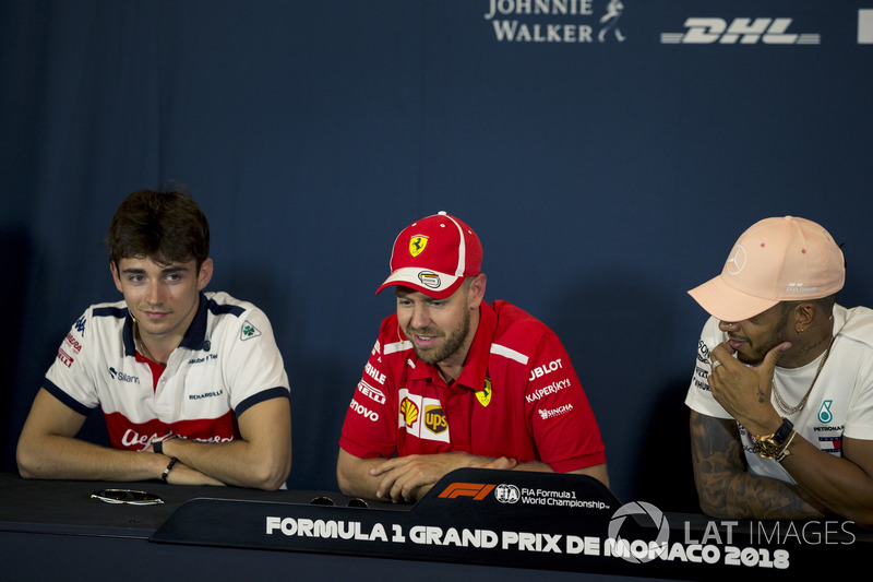 Charles Leclerc, Sauber, Sebastian Vettel, Ferrari y Lewis Hamilton, Mercedes-AMG F1 en la conferencia de prensa