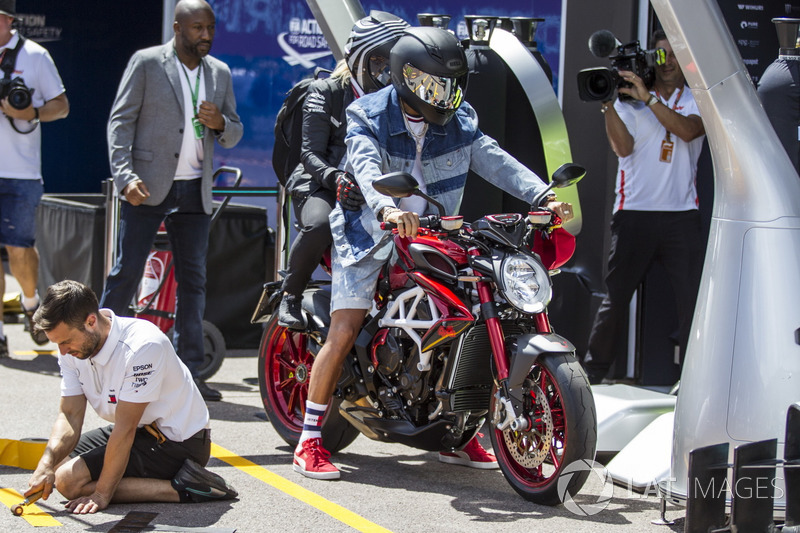 Lewis Hamilton, Mercedes-AMG F1 sur sa MV Agusta