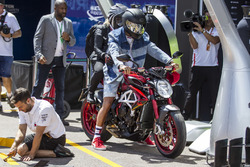 Lewis Hamilton, Mercedes-AMG F1 op zijn MV Agusta
