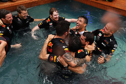 Winnaar Daniel Ricciardo, Red Bull Racing met het team in het Red Bull Racing Energy Station zwembad