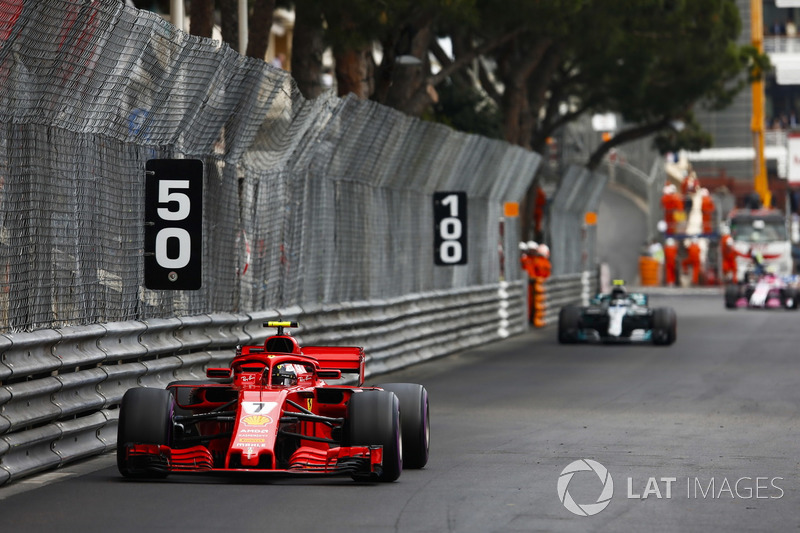 Kimi Raikkonen, Ferrari SF71H, leads Valtteri Bottas, Mercedes AMG F1 W09