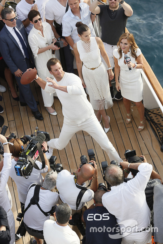 Tom Brady jugador de futbol americano lanza un pase
