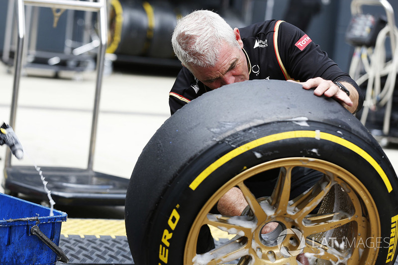 Un miembro del equipo Lotus trabaja en las ruedas de 18 pulgadas