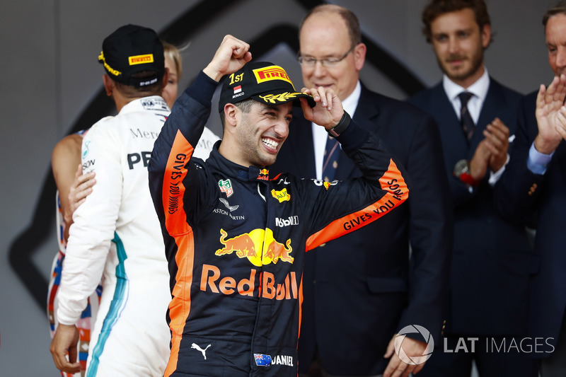 Podio: ganador de la carrera Daniel Ricciardo, Red Bull Racing
