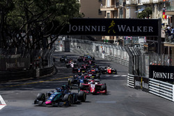 Alexander Albon, DAMS, voor Nyck De Vries, PREMA Racing bij de start