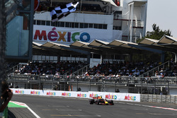 Daniel Ricciardo, Red Bull Racing RB13 gaat over de finish