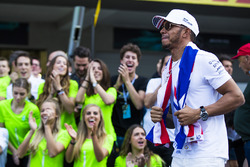 2017 World Champion Lewis Hamilton, Mercedes AMG F1 celebrates with his team