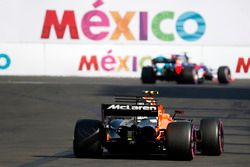 Stoffel Vandoorne, McLaren MCL32 passe devant Pierre Gasly, Scuderia Toro Rosso STR12, immobilisé en piste