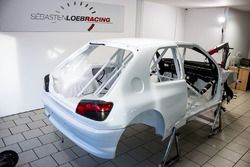 La Peugeot 306 Maxi en phase d'assemblage dans les ateliers du Sébastien Loeb Racing