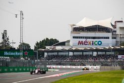 Esteban Ocon, Sahara Force India F1 VJM10, Carlos Sainz Jr., Renault Sport F1 Team RS17