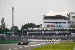 Esteban Ocon, Sahara Force India F1 VJM10, Carlos Sainz Jr., Renault Sport F1 Team RS17