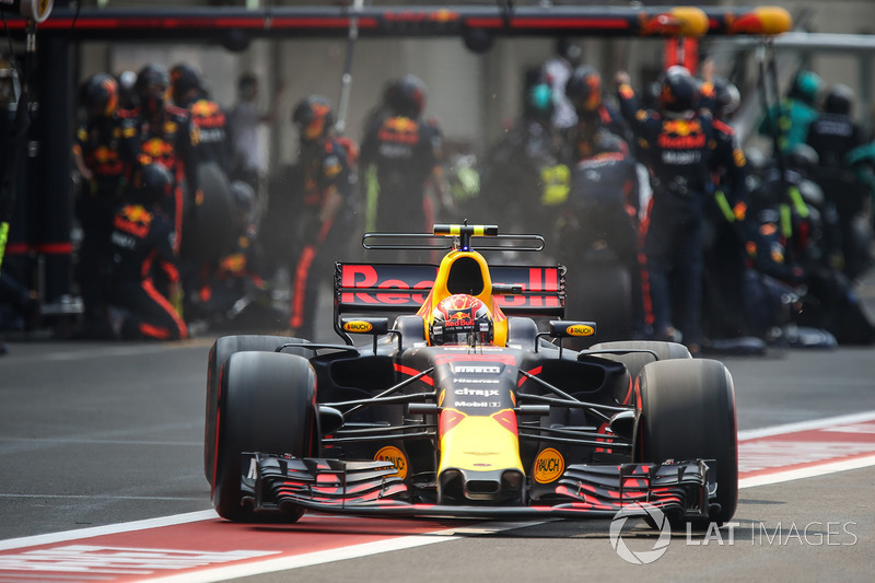 Max Verstappen, Red Bull Racing RB13 makes a pitstop