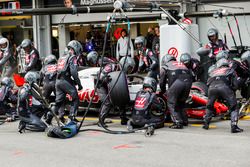 Romain Grosjean, Haas F1 Team VF-18 Ferrari, au stand