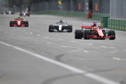 Себастьян Феттель, Ferrari SF71H, и Льюис Хэмилтон, Mercedes AMG F1 W09