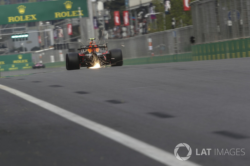 Max Verstappen, Red Bull Racing RB14 saca chipas