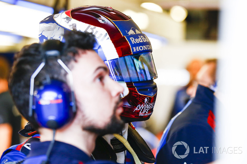 Pierre Gasly, Toro Rosso, en el garaje