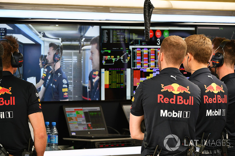 Suasana garasi Red Bull