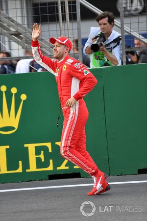 Il poleman Sebastian Vettel, Ferrari festeggia nel parco chiuso