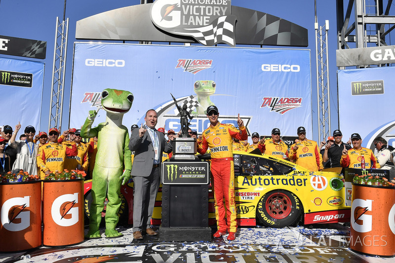 Joey Logano, Team Penske, Ford Fusion Shell Pennzoil merayakan kemenangan di Victory Lane
