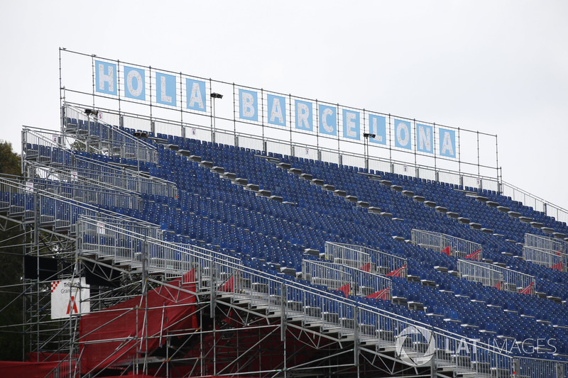 La scriita Hola Barcelona in cima a una tribuna
