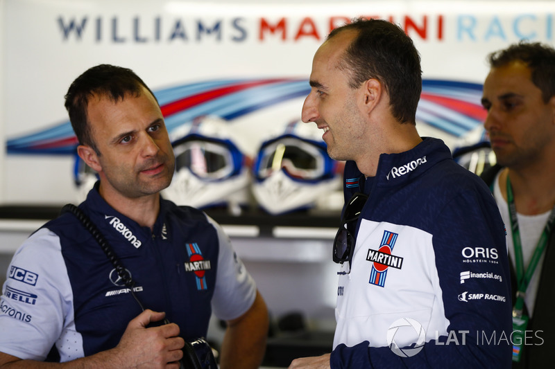 Robert Kubica, Williams Martini Racing, habla con un colega