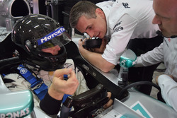 Aldo Costa, responsabile Progetto e Sviluppo Mercedes AMG F1, nell'abitacolo della Mercedes W04
