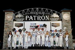 GTLM podium: tweede plaats Bill Auberlen, Alexander Sims, Connor de Phillippi, BMW Team RLL, winnaar