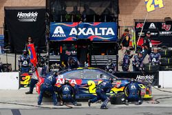 William Byron, Hendrick Motorsports, Chevrolet Camaro AXALTA pit stop