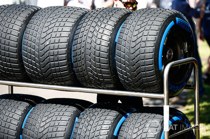 Intermediate tyres in a rack