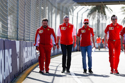 Caminando por la pista Sebastian Vettel, Ferrari y Maurizio Arrivabene, director de Ferrari
