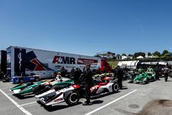 Graham Rahal, Rahal Letterman Lanigan Racing Honda y otros autos esperan para ir a la inspección técnica