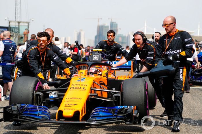 Stoffel Vandoorne, McLaren MCL33 Renault, llega a la parrilla