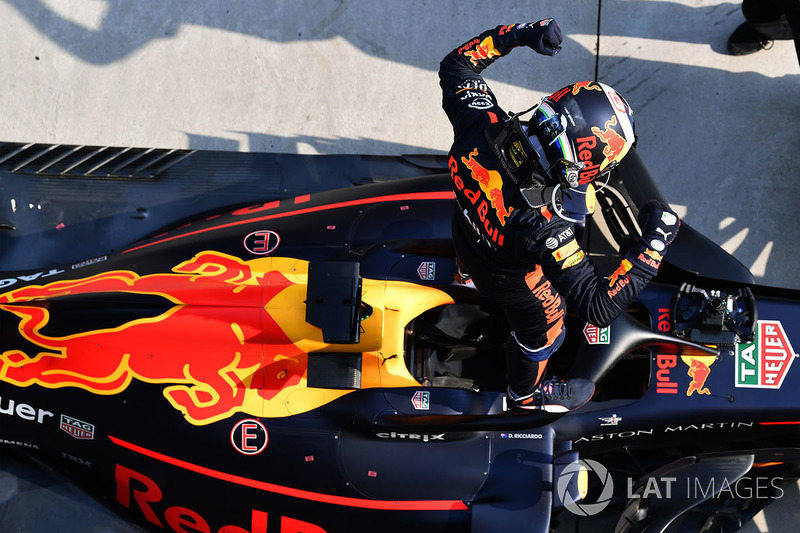 Ganador de la carrera Daniel Ricciardo, Red Bull Racing RB14 celebra en parc ferme
