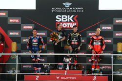 Podio: il vincitore della gara Jonathan Rea, Kawasaki Racing, il secondo classificato Michael van der Mark, Pata Yamaha, il terzo classificato Chaz Davies, Aruba.it Racing-Ducati SBK Team