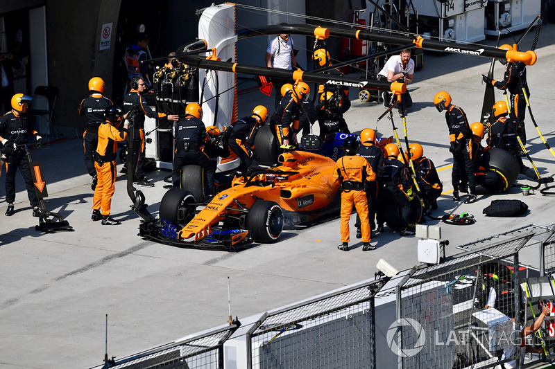 Stoffel Vandoorne, McLaren MCL33 au stand