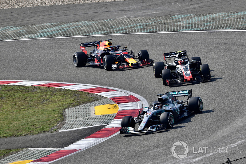 Lewis Hamilton, Mercedes-AMG F1 W09 EQ Power , Kevin Magnussen, Haas F1 Team VF-18, Daniel Ricciardo, Red Bull Racing RB14