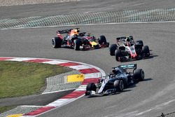 Lewis Hamilton, Mercedes-AMG F1 W09 EQ Power+, Kevin Magnussen, Haas F1 Team VF-18 y Daniel Ricciardo, Red Bull Racing RB14