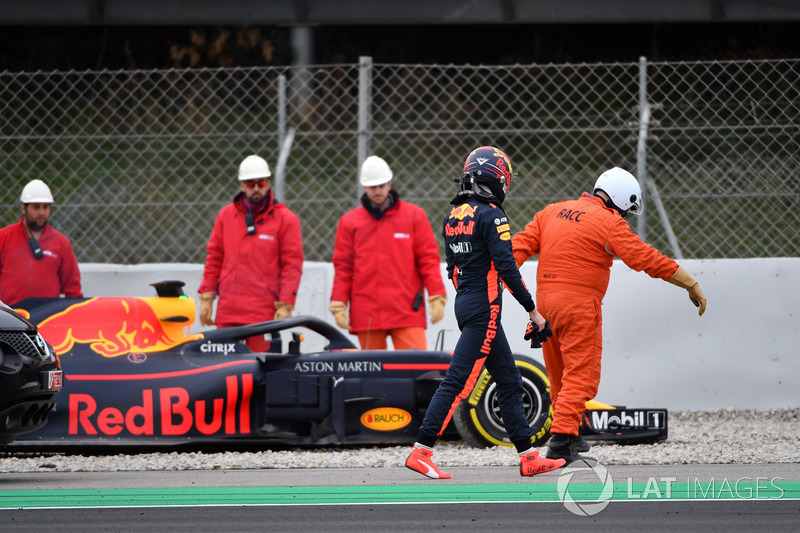 Max Verstappen, Red Bull Racing RB14 span into the gravel